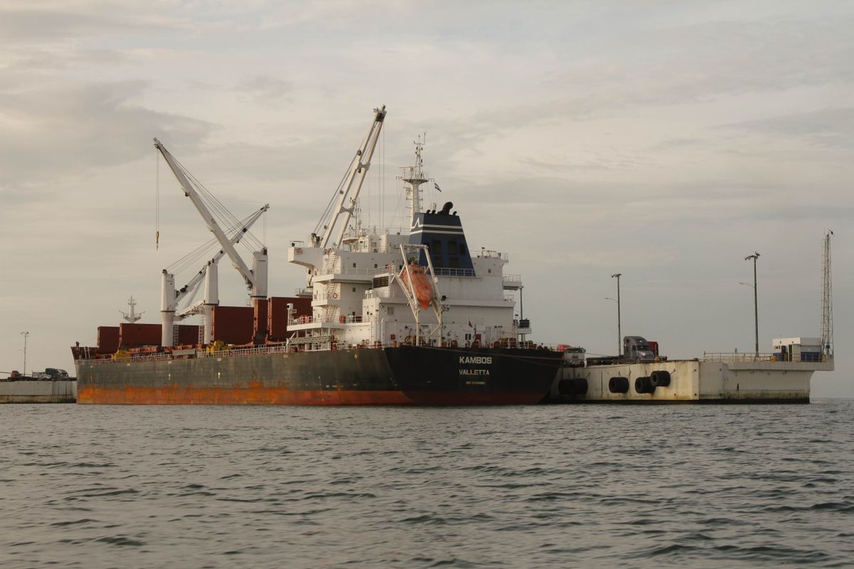Geared dry bulk carrier alongside a quay